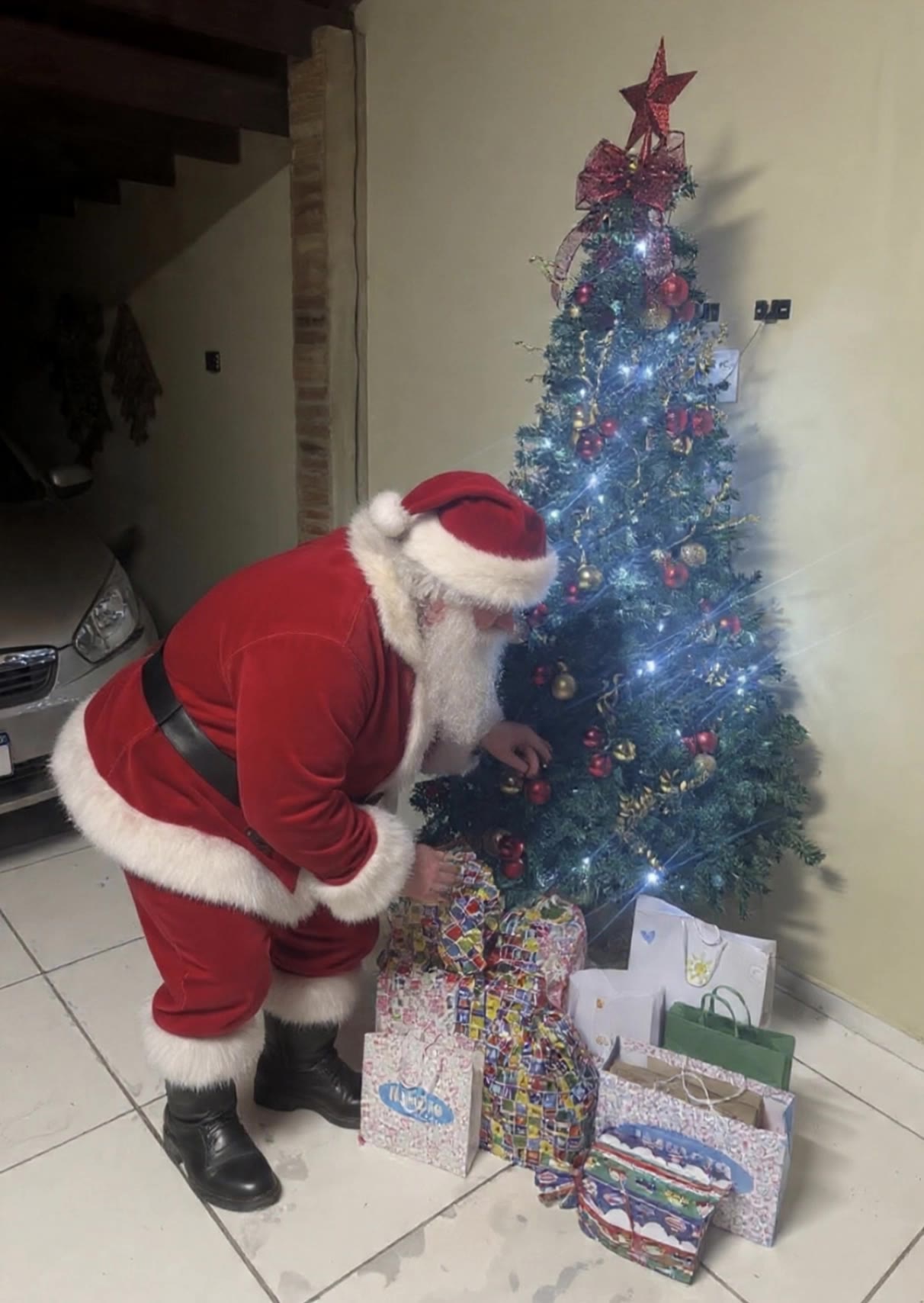 Papai noel visitando nossa casa - natal animation AI video