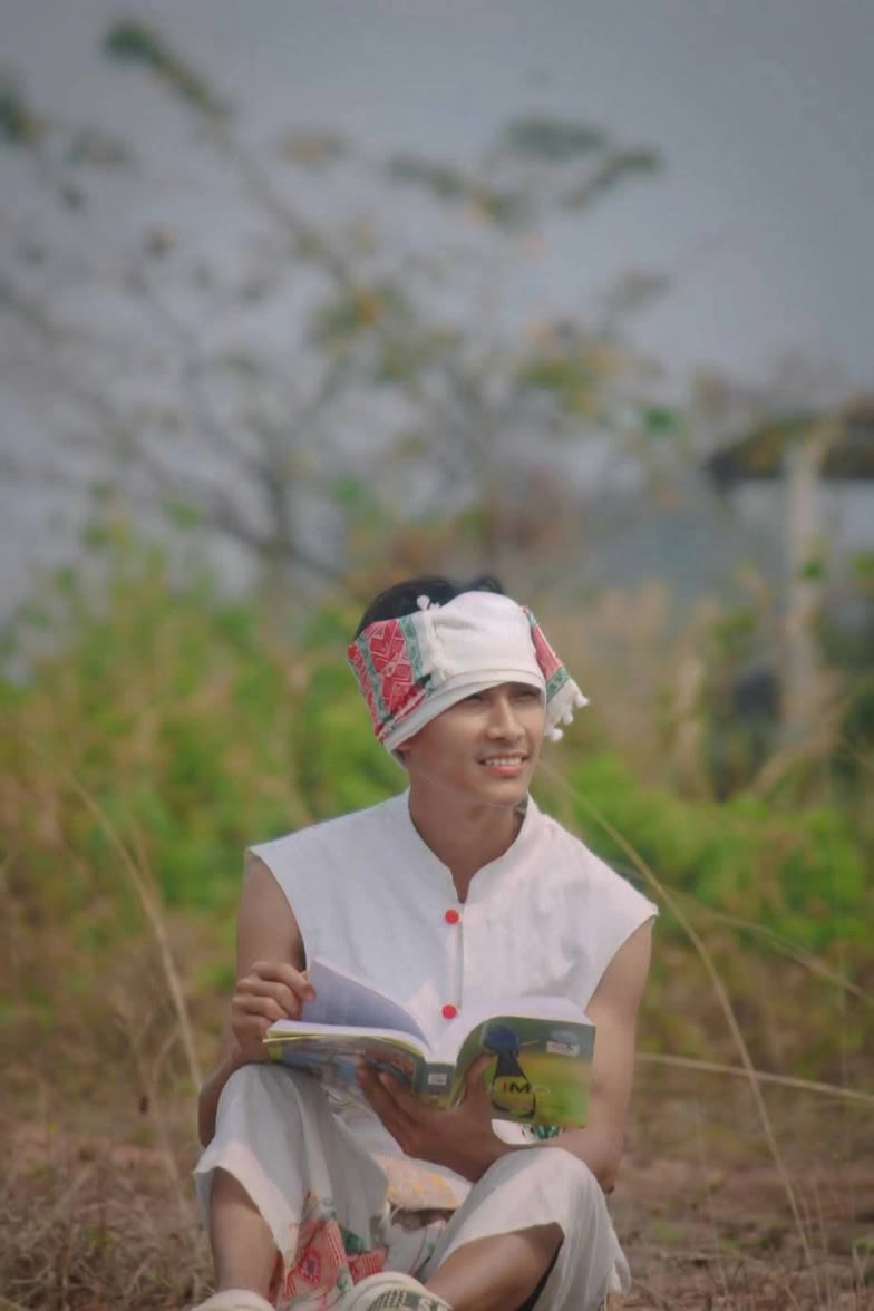 Kling AI work 313964844665657 - medium shot cinematography AI video