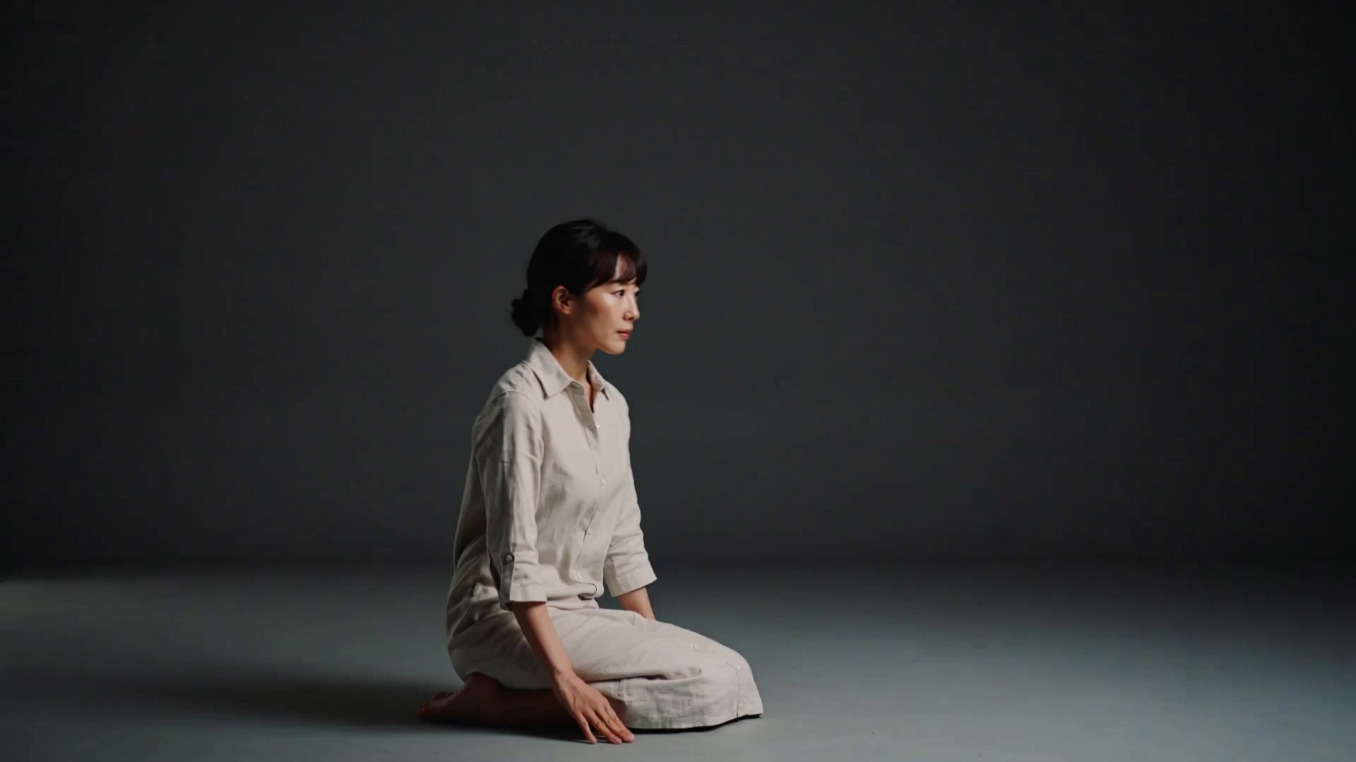 A Japanese woman - japanese alleyway AI video