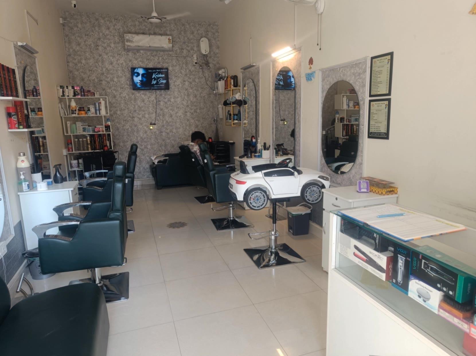 Kling AI work 320729829502593 - comb over taper haircut AI video