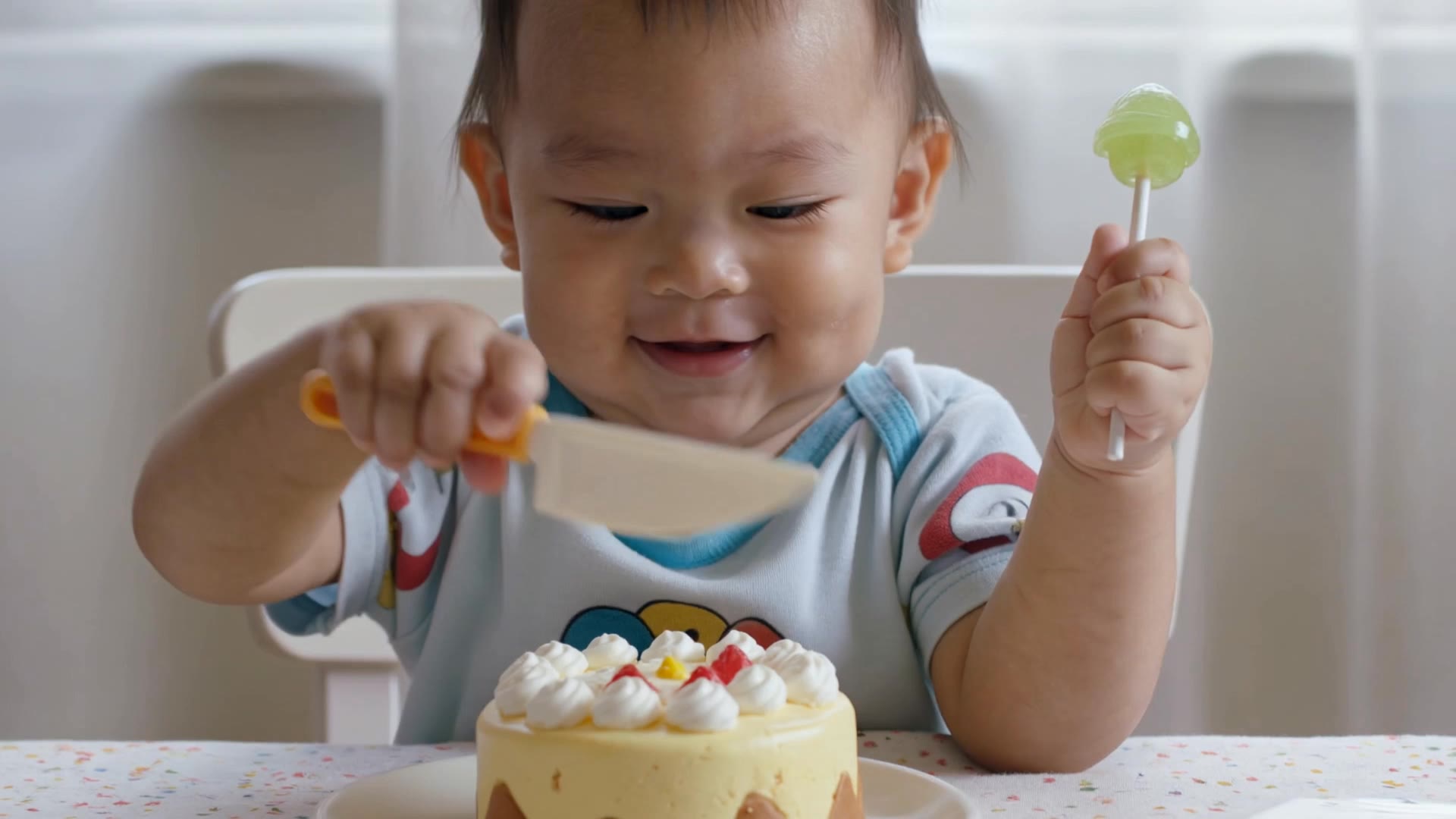 baby cutting cake - low fade cutting AI video