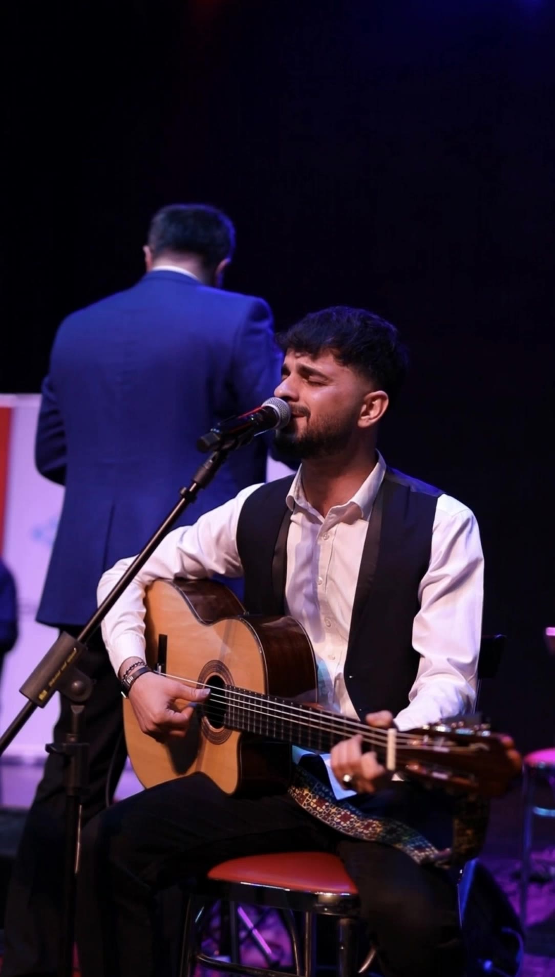 Kling AI work 309975834614817 - add a background to a music performance on ai AI video