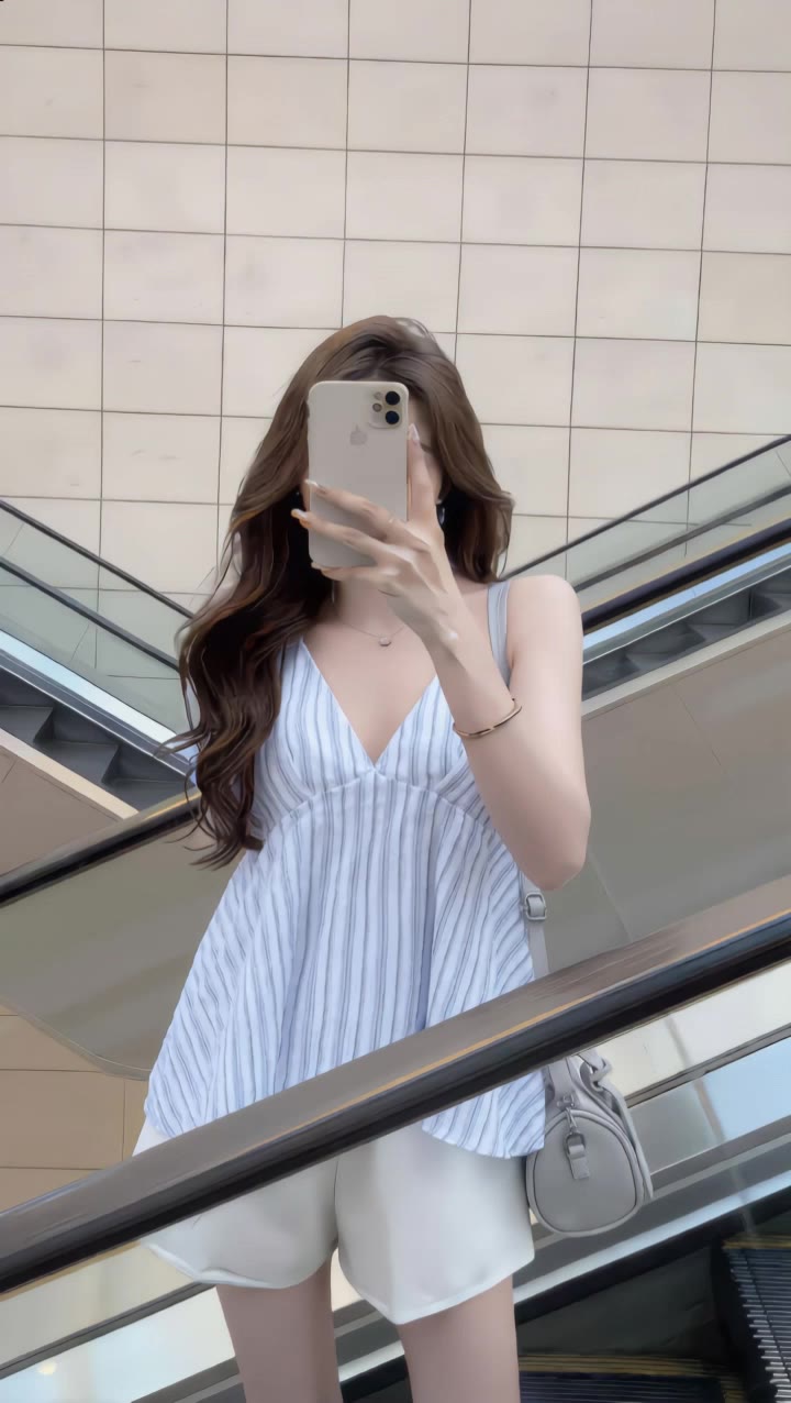 Kling AI work 309012393615403 - thời trang wallpaper AI video