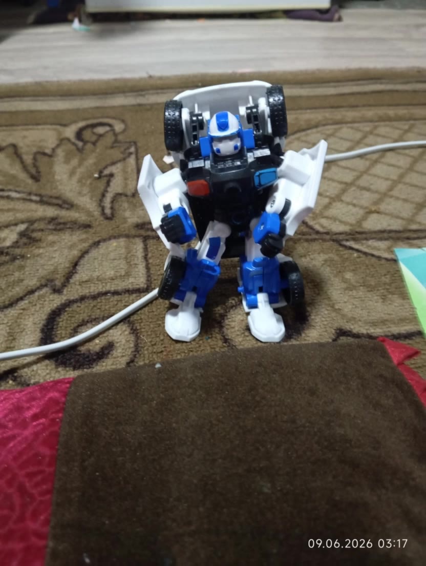Kling AI work 316716489504396 - characters robots AI video