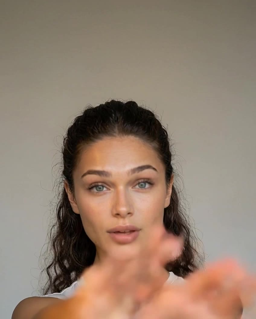 Kling AI work 314134657523896 - reference lighting AI video