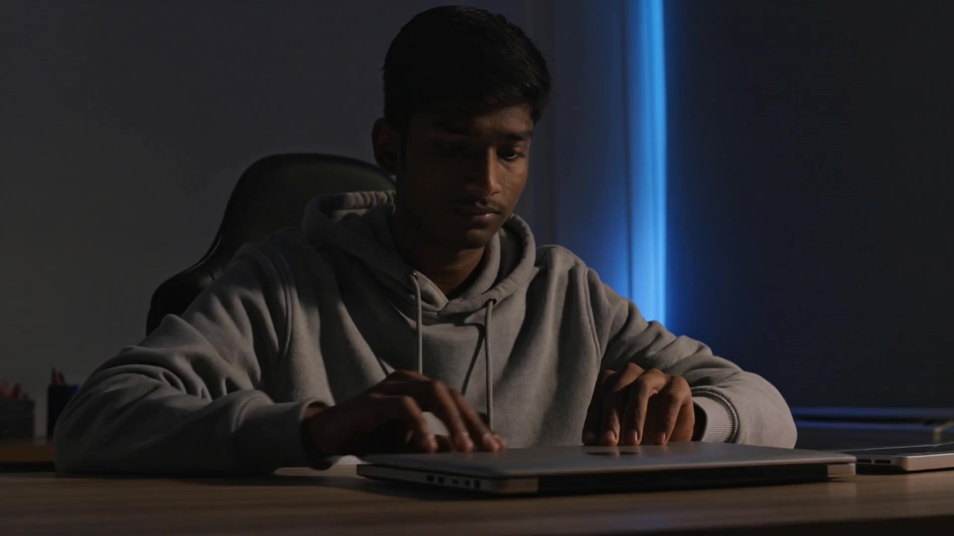 Kling AI work 319474946610495 - shaky laptop screen AI video