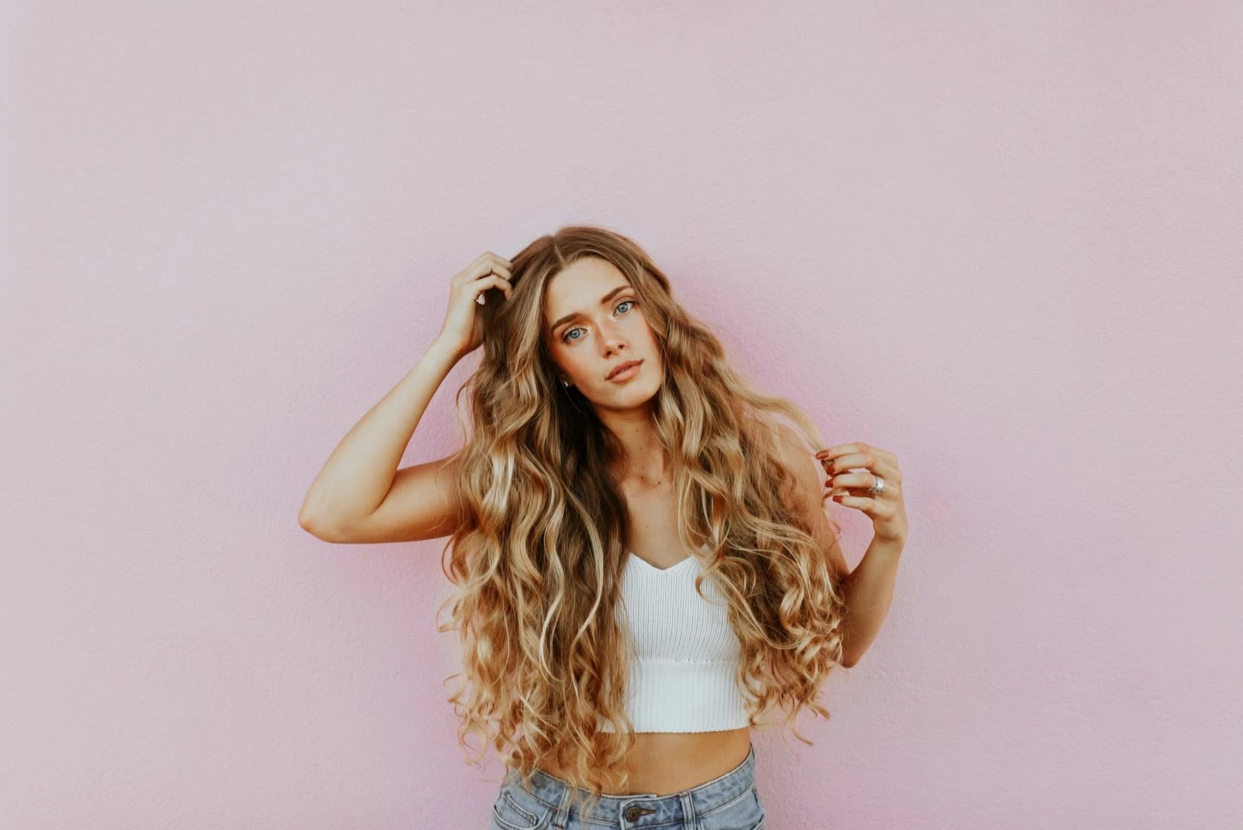 Supermodel posing - curly shoulder length bobs AI video