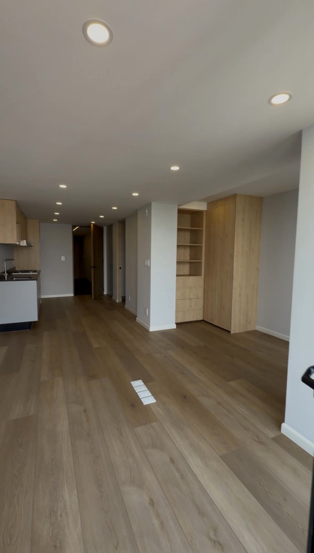 Kling AI work 319311237664444 - flooring transition AI video