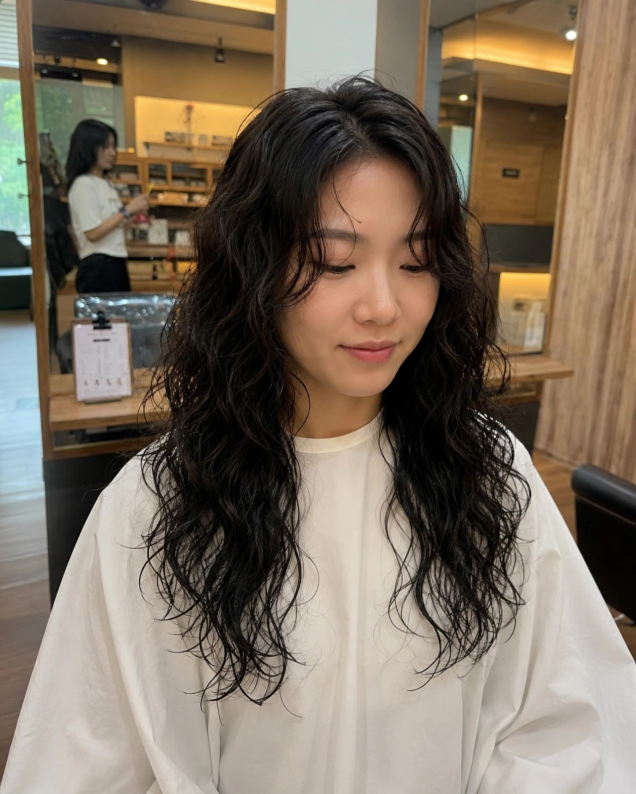 Kling AI work 315868483616630 - gents hair salon AI video