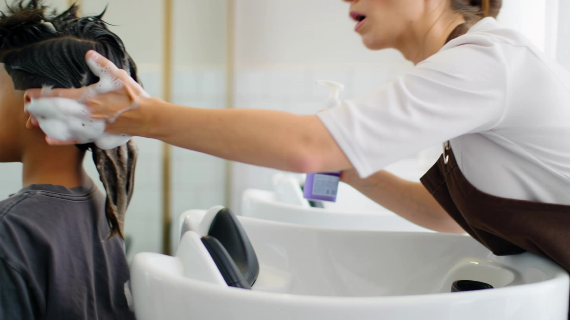 Kling AI work 300301203508524 - gents hair salon AI video