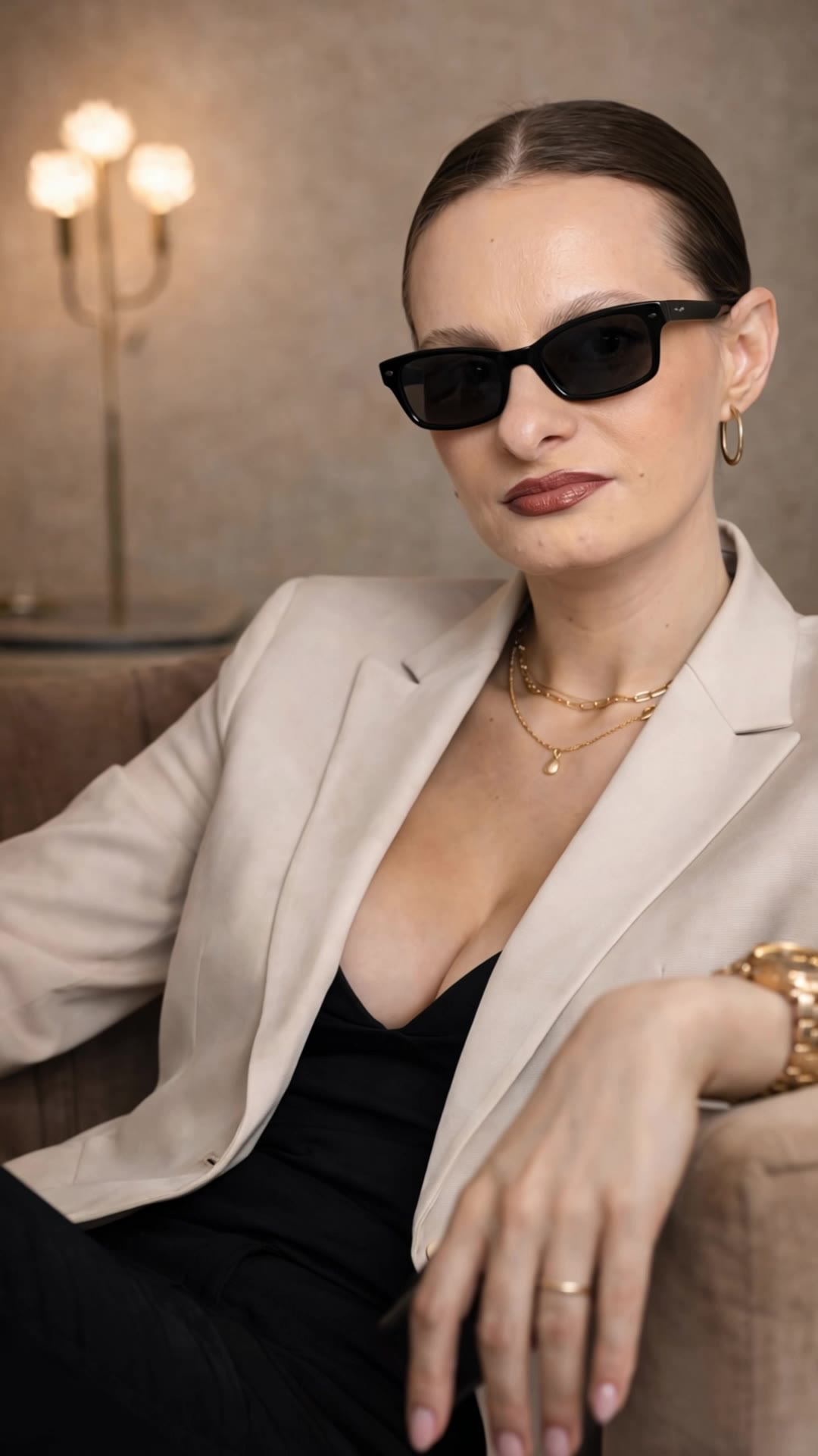 Kling AI work 308637407661414 - sunglasses template AI video