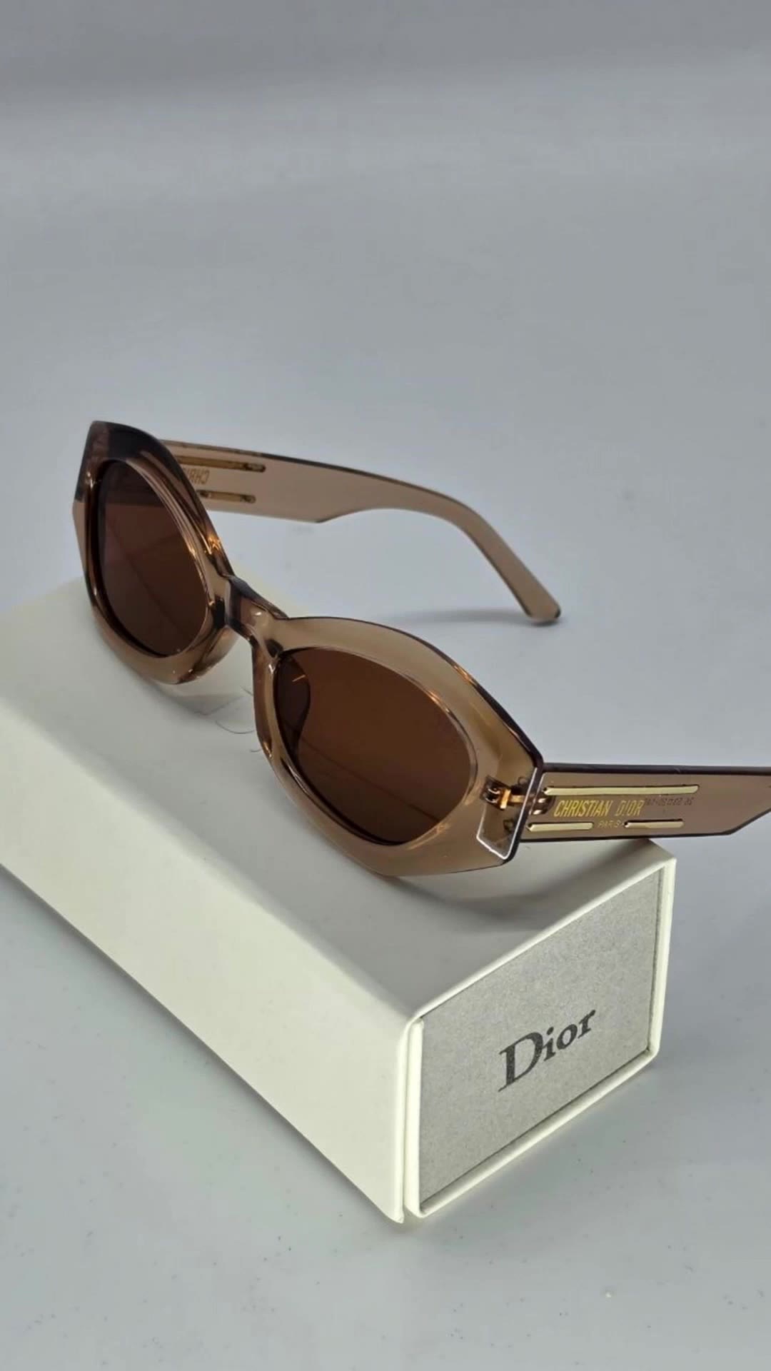 Kling AI work 317333538325610 - sunglasses template AI video