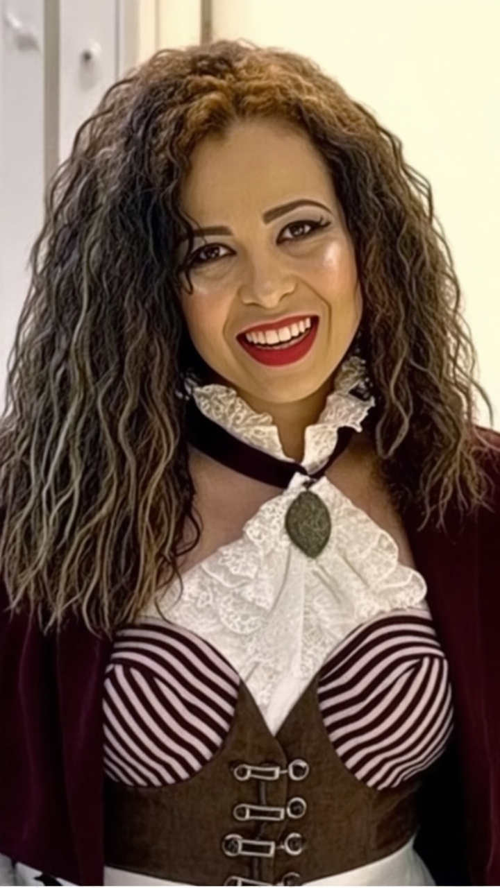 Kling AI work 315333677613112 - natural curly brown hair with blonde highlights AI image