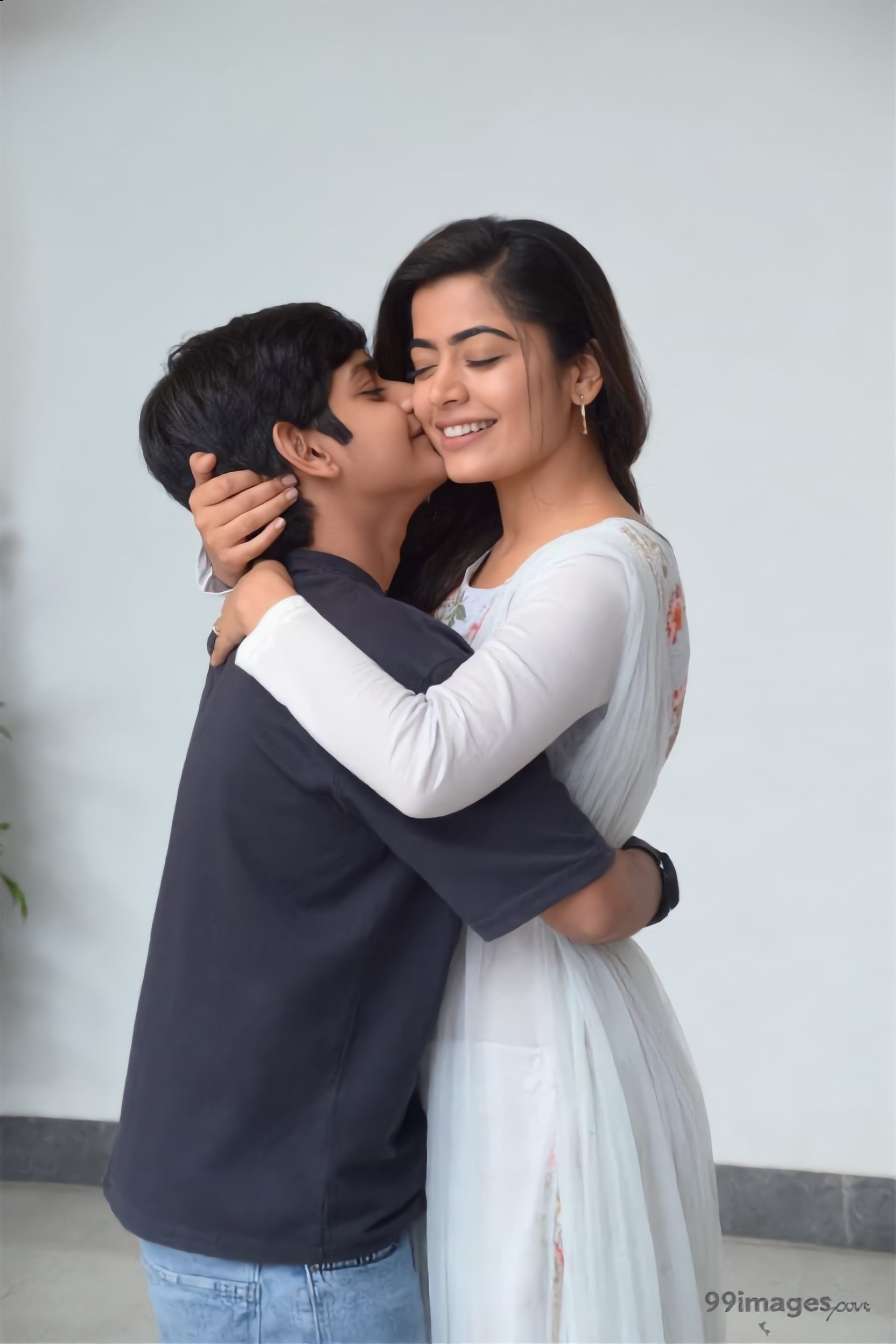 Kling AI work 311838507506771 - hug images AI image