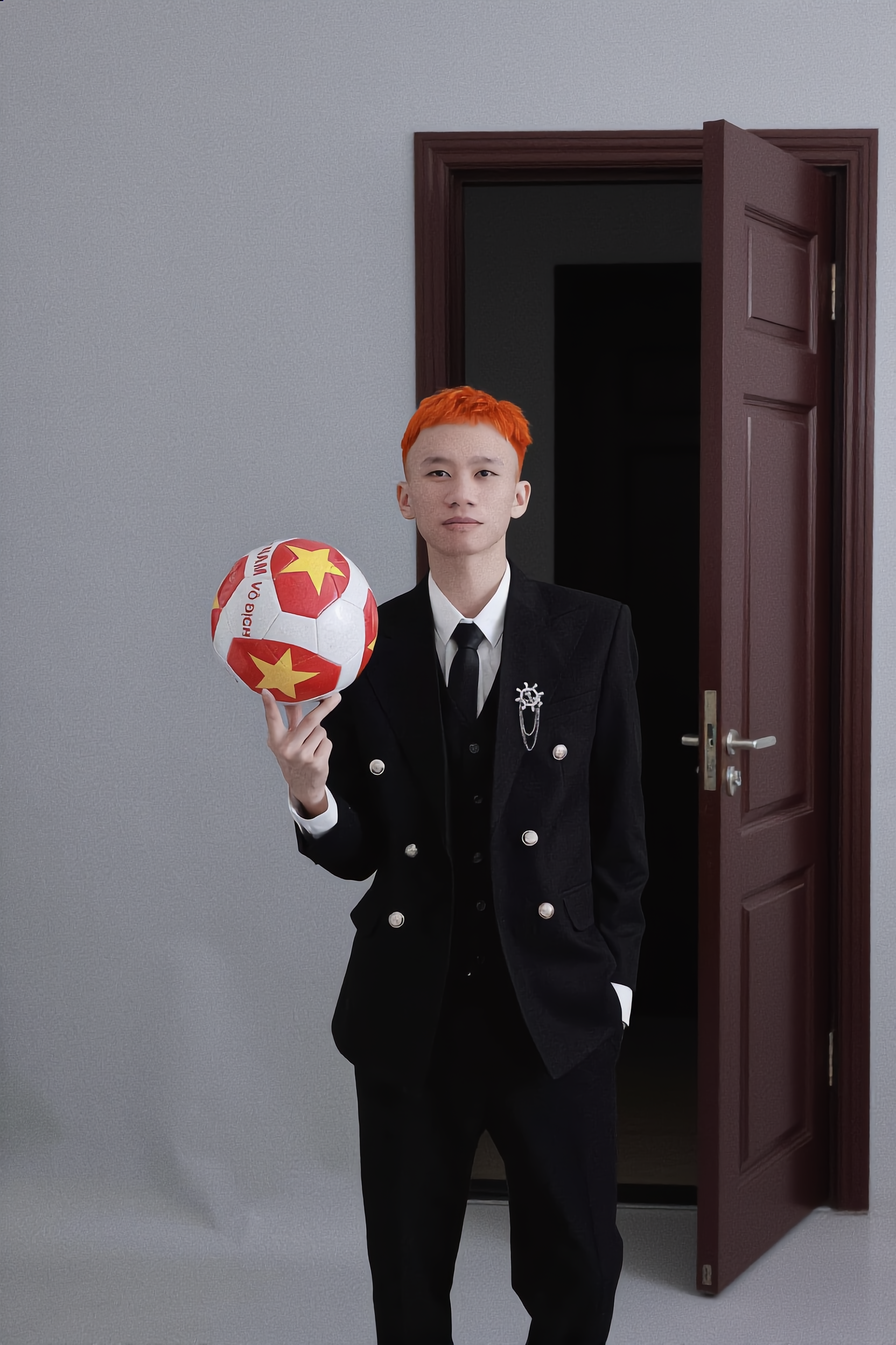 Kling AI work 319043310525764 - change hair color AI image